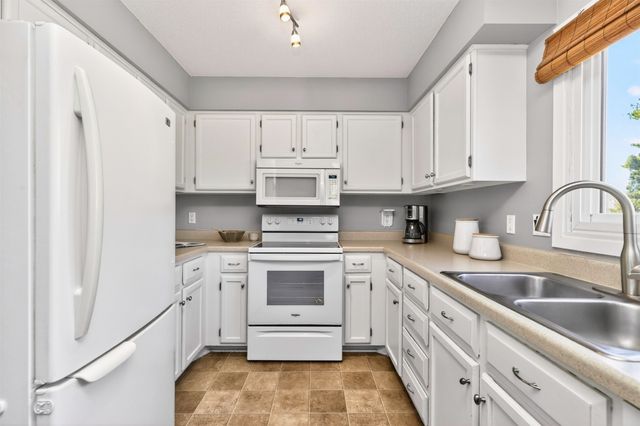 8003 N Walnut Creek Drive, Urbandale, IA 50322