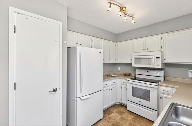 8003 N Walnut Creek Drive, Urbandale, IA 50322