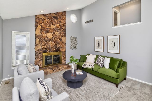 8003 N Walnut Creek Drive, Urbandale, IA 50322