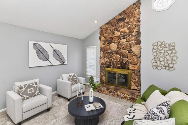 8003 N Walnut Creek Drive, Urbandale, IA 50322