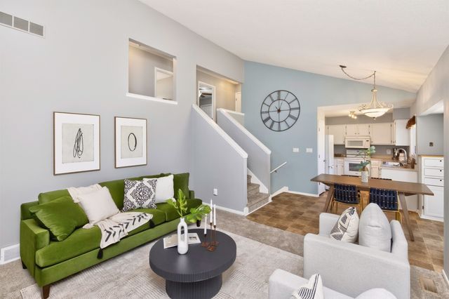 8003 N Walnut Creek Drive, Urbandale, IA 50322