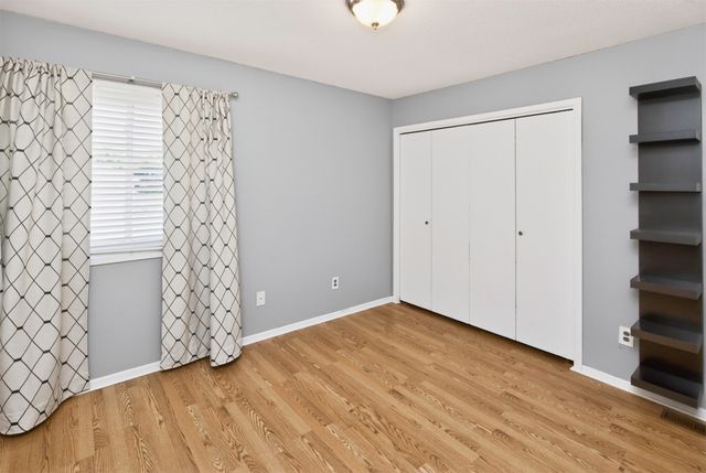 8003 N Walnut Creek Drive, Urbandale, IA 50322