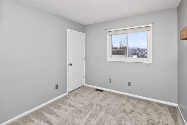 8003 N Walnut Creek Drive, Urbandale, IA 50322