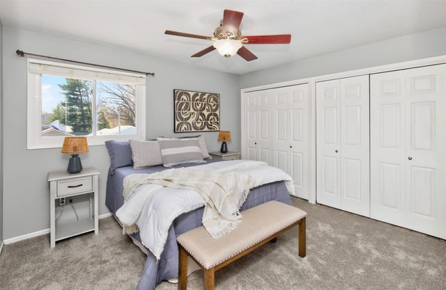 8003 N Walnut Creek Drive, Urbandale, IA 50322