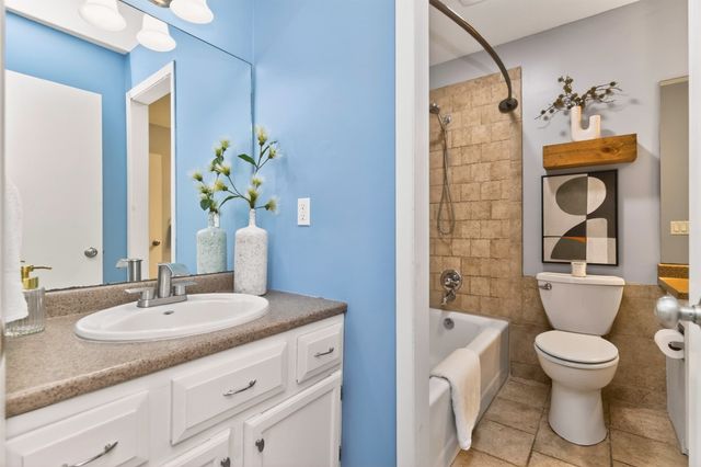 8003 N Walnut Creek Drive, Urbandale, IA 50322