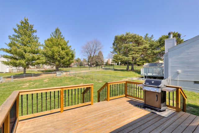 8003 N Walnut Creek Drive, Urbandale, IA 50322