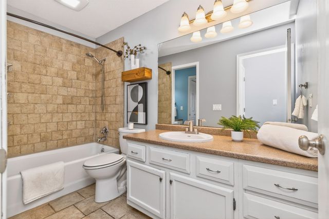 8003 N Walnut Creek Drive, Urbandale, IA 50322