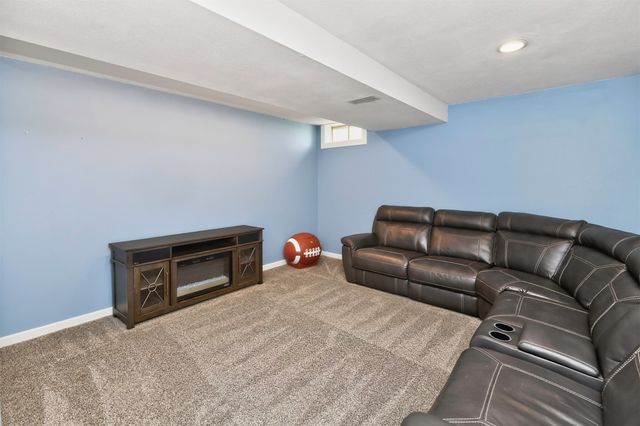 8003 N Walnut Creek Drive, Urbandale, IA 50322