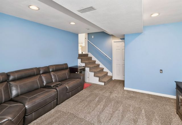 8003 N Walnut Creek Drive, Urbandale, IA 50322