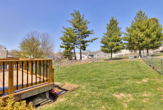 8003 N Walnut Creek Drive, Urbandale, IA 50322