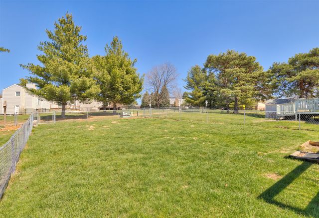 8003 N Walnut Creek Drive, Urbandale, IA 50322