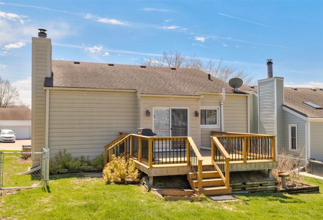 8003 N Walnut Creek Drive, Urbandale, IA 50322