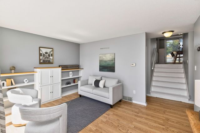 8003 N Walnut Creek Drive, Urbandale, IA 50322