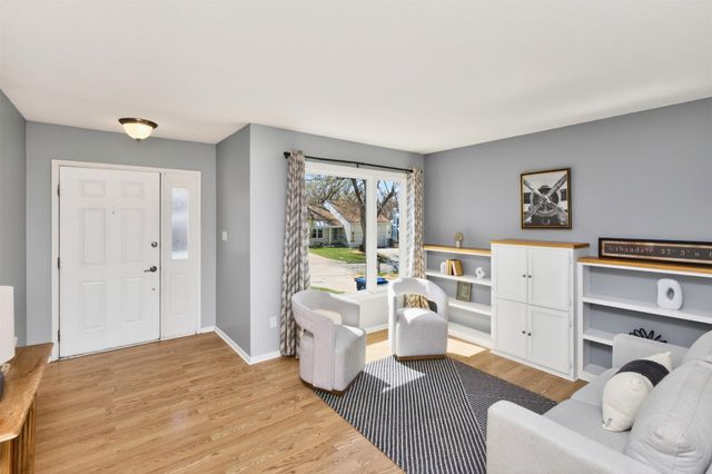 8003 N Walnut Creek Drive, Urbandale, IA 50322