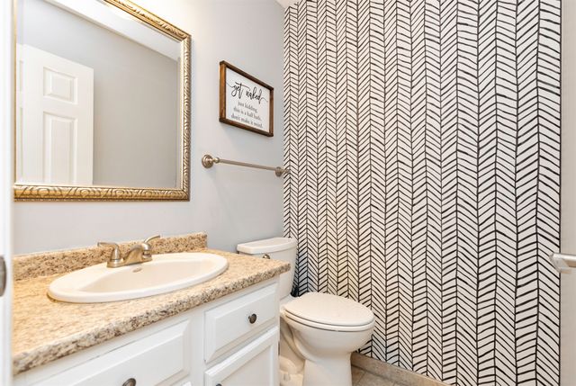 8003 N Walnut Creek Drive, Urbandale, IA 50322