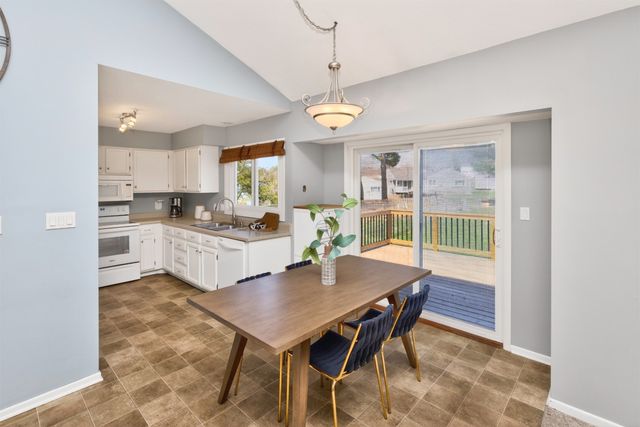 8003 N Walnut Creek Drive, Urbandale, IA 50322