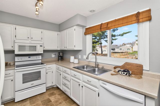 8003 N Walnut Creek Drive, Urbandale, IA 50322