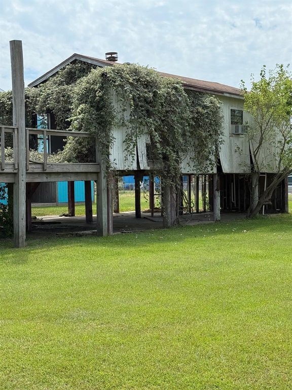 1067 East Road, Crystal Beach, TX 77650