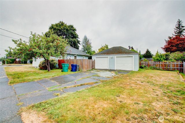 1135 E Orange Avenue, Burlington, WA 98233