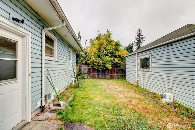 1135 E Orange Avenue, Burlington, WA 98233