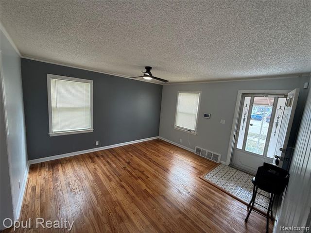 2084 New York Avenue, Lincoln Park, MI 48146