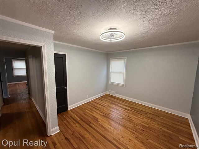 2084 New York Avenue, Lincoln Park, MI 48146