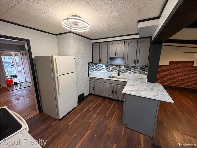 2084 New York Avenue, Lincoln Park, MI 48146