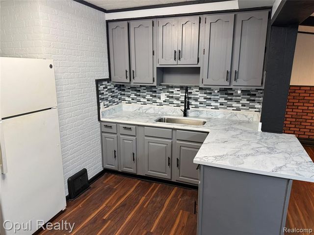 2084 New York Avenue, Lincoln Park, MI 48146