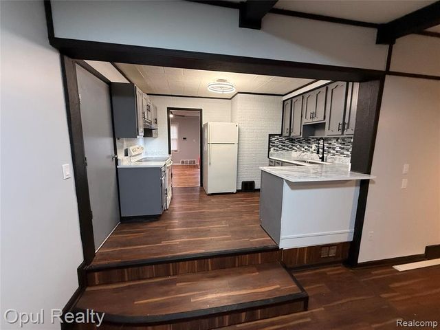 2084 New York Avenue, Lincoln Park, MI 48146