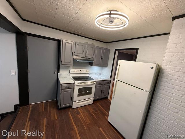 2084 New York Avenue, Lincoln Park, MI 48146