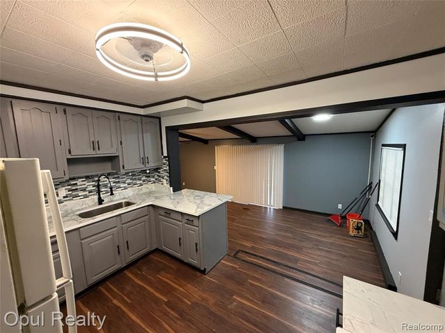 2084 New York Avenue, Lincoln Park, MI 48146