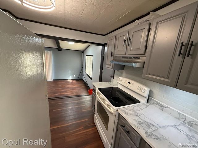 2084 New York Avenue, Lincoln Park, MI 48146