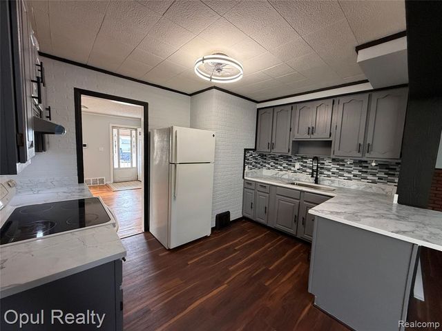 2084 New York Avenue, Lincoln Park, MI 48146