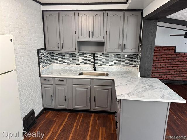 2084 New York Avenue, Lincoln Park, MI 48146