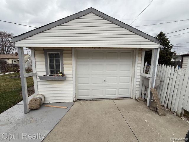 2084 New York Avenue, Lincoln Park, MI 48146