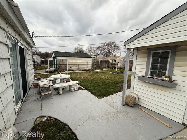 2084 New York Avenue, Lincoln Park, MI 48146