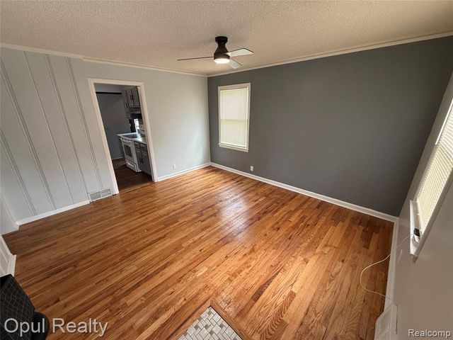 2084 New York Avenue, Lincoln Park, MI 48146