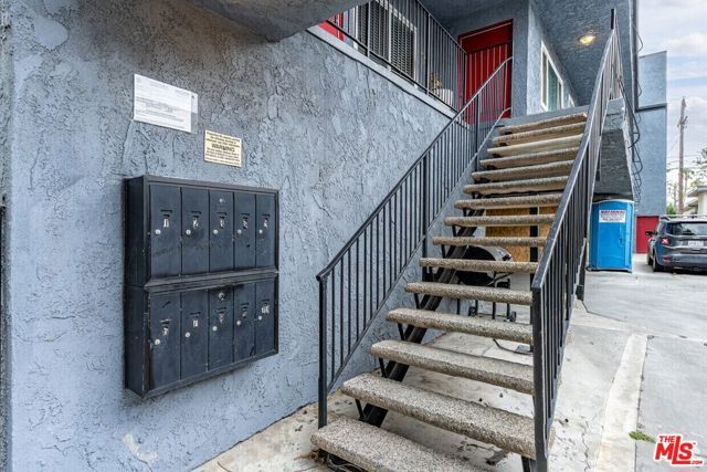 5912 Willoughby Avenue, Los Angeles, CA 90038