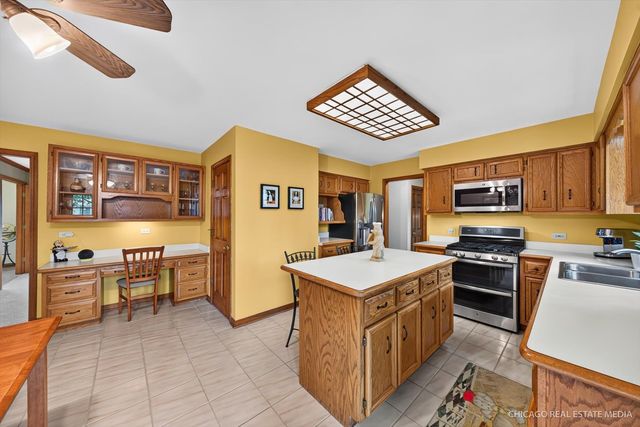 425 Brentwood Court, Roselle, IL 60172