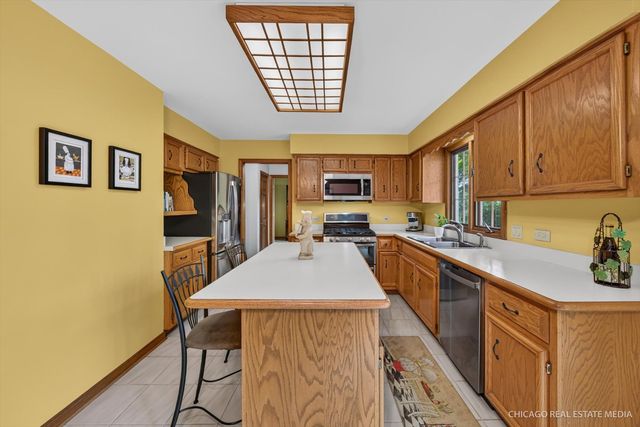 425 Brentwood Court, Roselle, IL 60172
