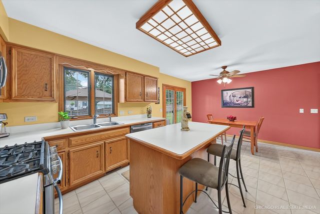 425 Brentwood Court, Roselle, IL 60172