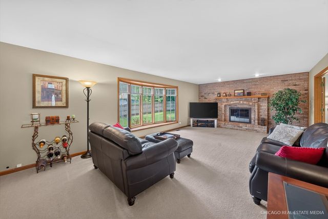 425 Brentwood Court, Roselle, IL 60172
