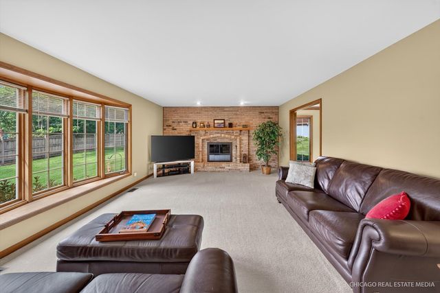 425 Brentwood Court, Roselle, IL 60172
