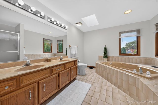 425 Brentwood Court, Roselle, IL 60172