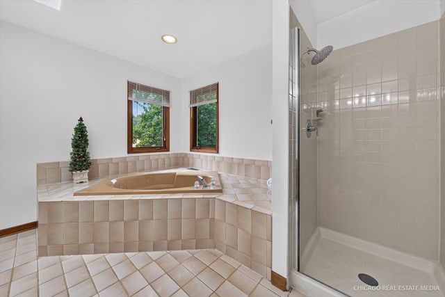 425 Brentwood Court, Roselle, IL 60172