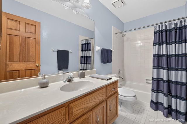 425 Brentwood Court, Roselle, IL 60172