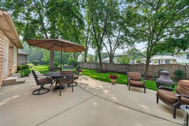 425 Brentwood Court, Roselle, IL 60172