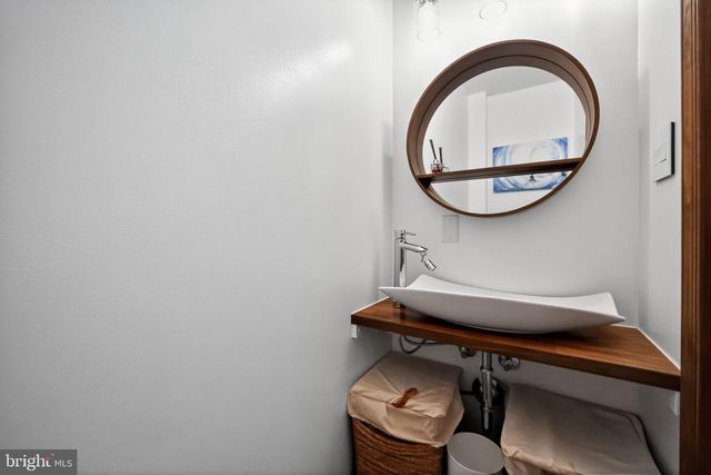 575 W VALLEY RD, Wayne, PA 19087