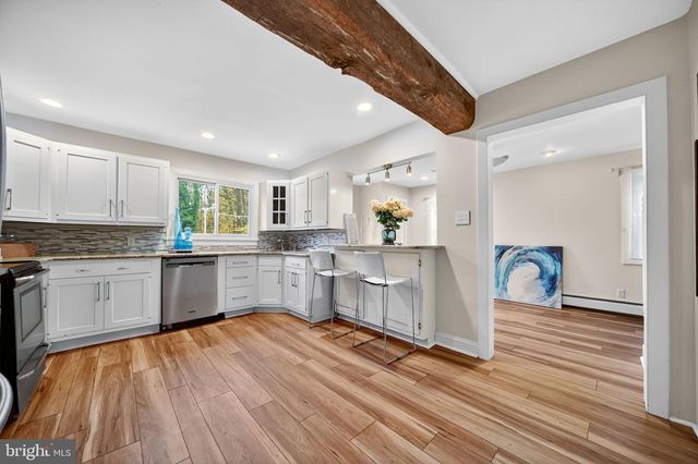 575 W VALLEY RD, Wayne, PA 19087