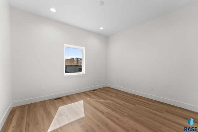 8313 E Sheridan Cir, Sioux Falls, SD 57110